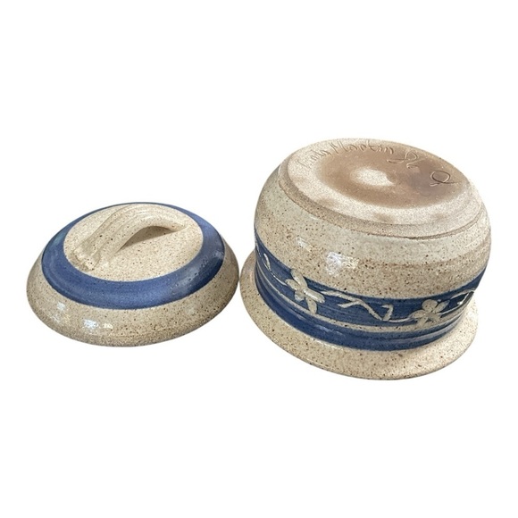 Linda Martin Pottery. Small blue and cream casserole dish with cover signed - Picture 4 of 9